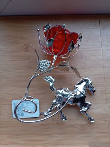 Красивый металлический сувенир цветок с лошадью