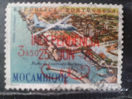 Мозамбик, 1975. Самолет над портом, надпечатка