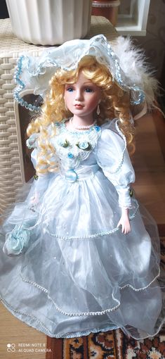 Кукла фарфоровая
