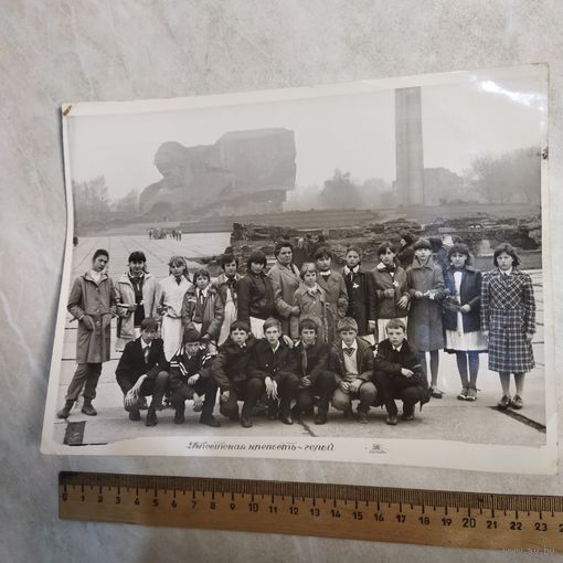 Фотография. История СССР в лицах. Школьники на экскурсии в Брестской крепости. Брест. 1980-е.