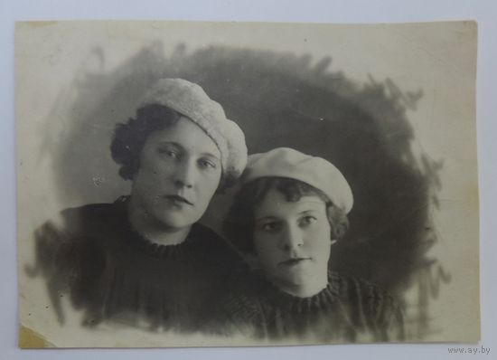 Фото "Подруги" 1940г. Размер 8.5-12 см.