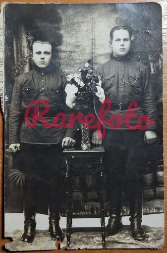 1917 Открыточный формат два серьезных товарища студийное фото типажи ретро