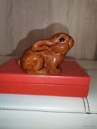 Керамическая статуэтка "Зайчик", высота 7 см., JUE, SWEDEN, без сколов и трещин.