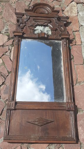 Зеркало в  старинной раме, фигурная резьба ,  орех, шпон .  В ремонт !   Возможен пересыл Европочтой.