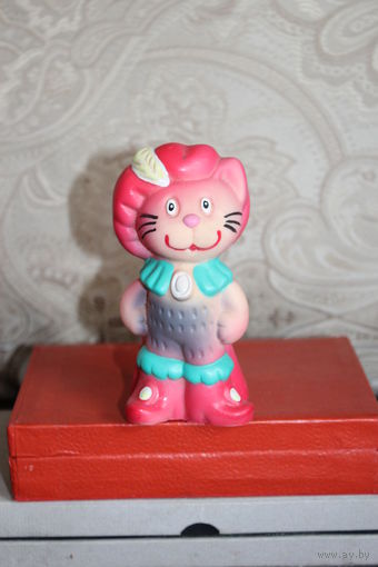 Резиновая игрушка "Кот в сапогах", времён СССР, высота 12.5 см.