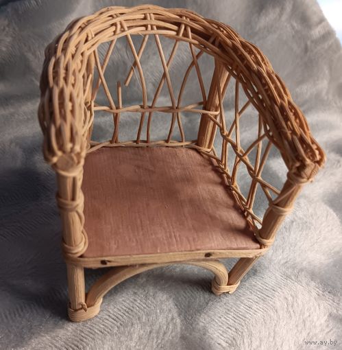 Миниатюрное плетенное кресло для кукольного домика. Лоза, дерево. 9х8 см
