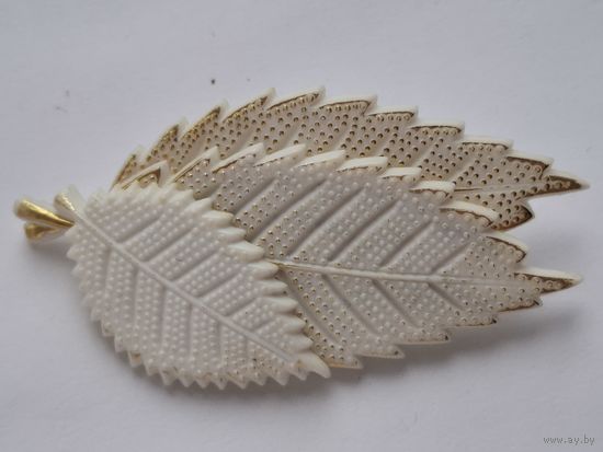 Брошь. Трилистник. Пластик