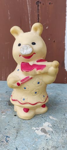 Резиновая игрушка "Свинья со скрипкой", СССР