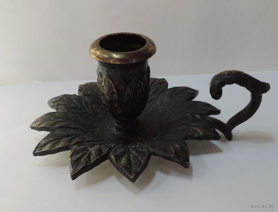 Бронзовый подсвечник. Высота 5.5 см.