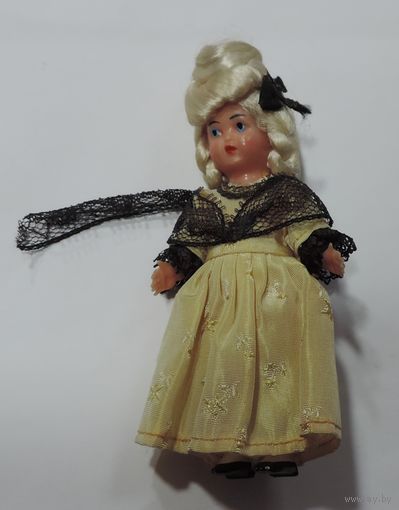 Ёлочная игрушка "Девушка " 60-е годы Европа. Длина 10.5 см. Пластик.