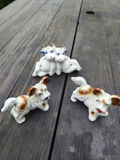 Два щенка и веселые буренки