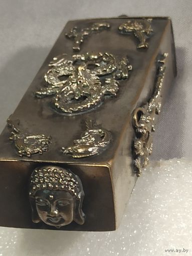 Шкатулка металлическая посеребрянная с  будистскими рельефами .