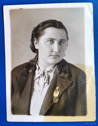 Фото девушки со знаками ОСОАВИАХИМа. 1930-е. 9х12.5 см