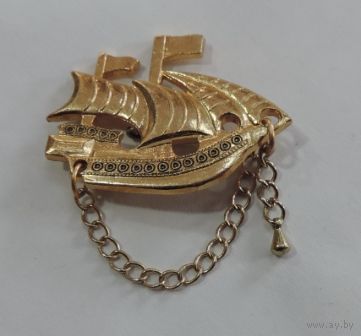 Брошь - значок "Кораблик" СССР. Алюминий. Размер без цепочки 3-4 см.