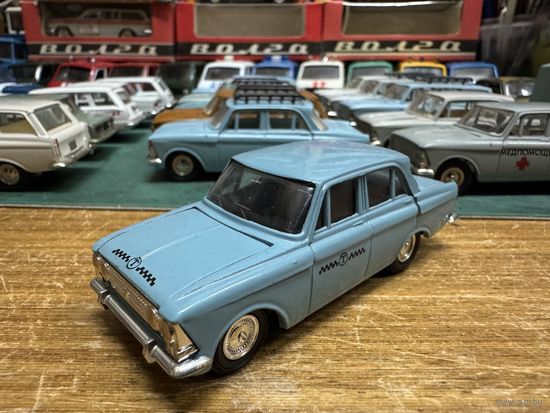 Москвич 408 такси, серо-голубой, решетка с четырьмя круглыми фарами. Пятничный вечер в синих, голубых и серых тонах.