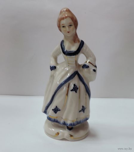 Статуэтка фарфоровая "Девушка" 70-80-е годы Европа. Высота 12.5 см.