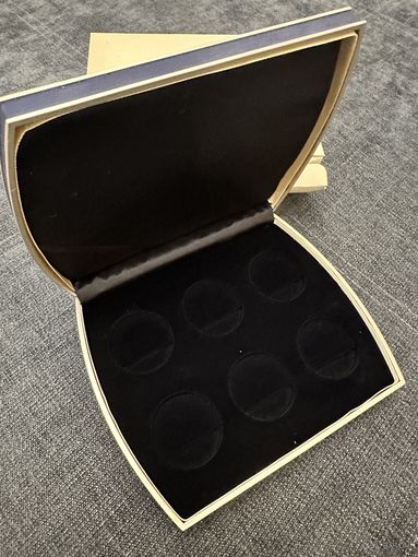 Футляр на 6 монет. Отлично подходит для памятных монет 20 рублей серий "Семейные традиции славян", "Парусные корабли" и других монет НБ РБ.