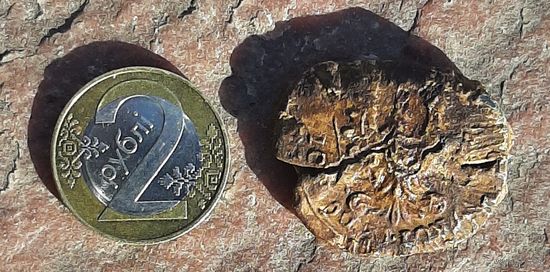 Большая пломба, привесная печать (?). Орел/вензель.