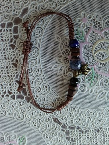 Браслет с бусинами и слоником