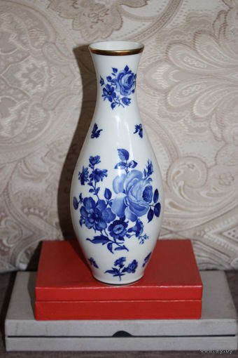 Красивая, фарфоровая вазочка, высота 23.5 см., Германия, без сколов и трещин.