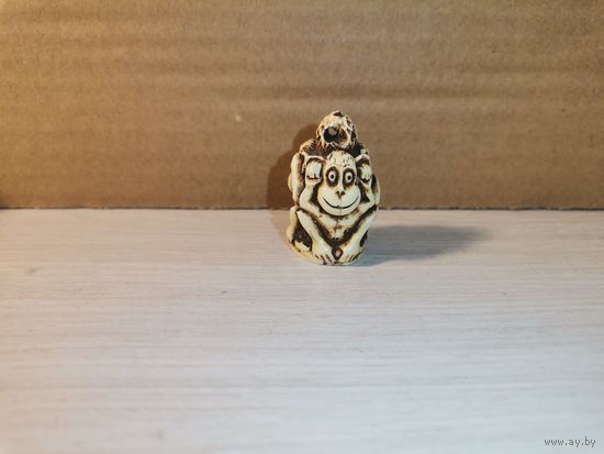 Фигурка типа "нецке", 3 обезьяны-"не вижу, не слышу, не говорю", высота 3.5 см., пластик.