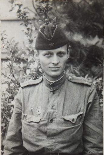 Офицер РККА 1945    размер 8.4х13.5 см