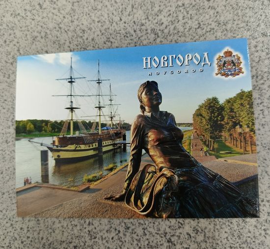 Календарик карманный 2014 Новгород. Памятник девушке-туристке у пешеходного моста через Волхов