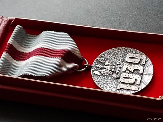 Медаль знак За участие в Оборонительной войне 1939 г. Польша в родном футляре