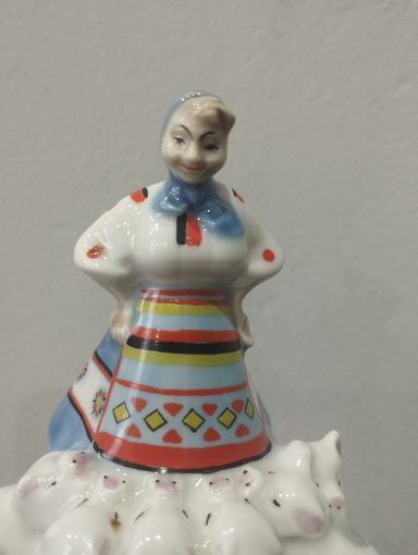 Статуэтка ,, Свинарка,, из серии наши профессии.Коростень В/С.