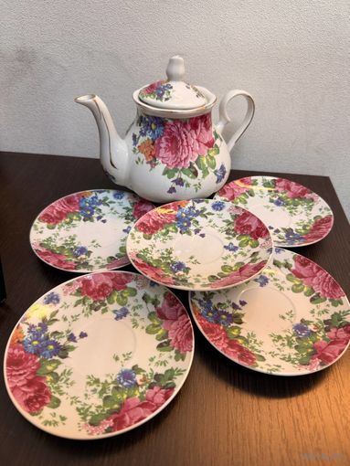 Фарфоровый сервиз с цветочным узором.
