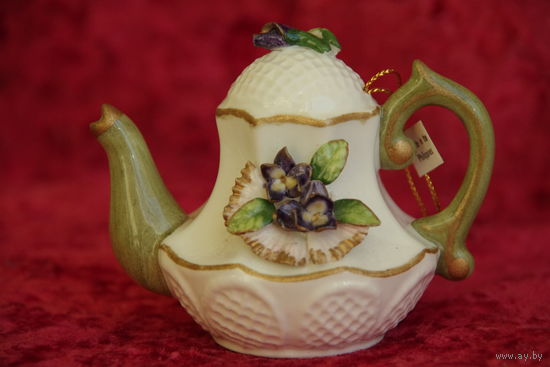 Статуэтка фарфоровая " Чайник " ( Филиппины ) высота 8 см , ширина 9,5 см