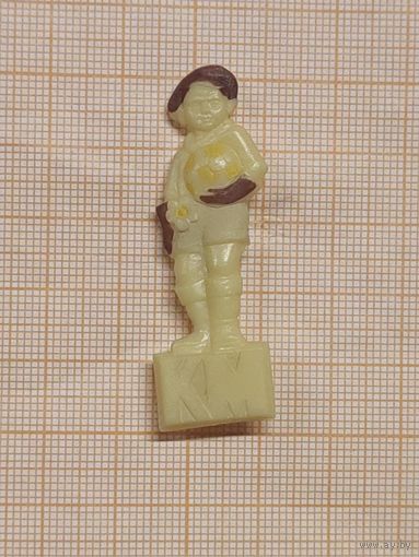 Значок -фигурка Кожаный Мяч, пластик.