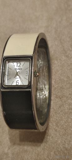 Часы-браслет на ходу.