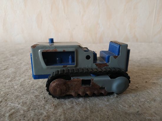 Детская игрушка-гусеничный трактор. СССР, вторая половина прошлого века.