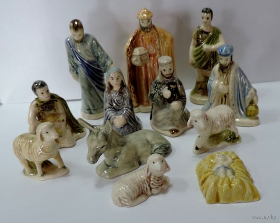 Статуэтки фарфоровые пасхальные 70-е годы Германия. - 12 шт. Высота людей от 5 до 8.5 см.