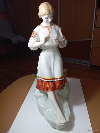 Фарфоровая статуэтка называется - Гадание на ромашке  или  Любит  ,  не любит . Она была изготовлена на Полонском заводе художественной керамики  ПЗХК  - Полонное ЗХК в период СССР