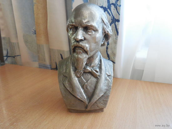 Бюст. Некрасов.