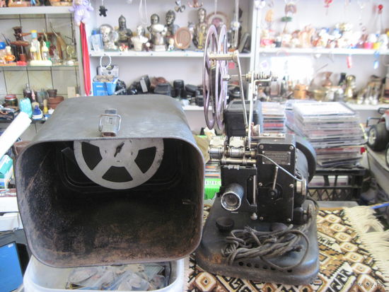 Кинопроектор завода "КИНАП" 1939 г. с кинопленкой.