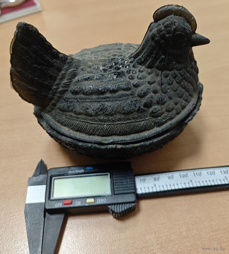 Старенькое блюдо для яиц. в виде курицы. Тяжелый немагнитный металл. Редкость