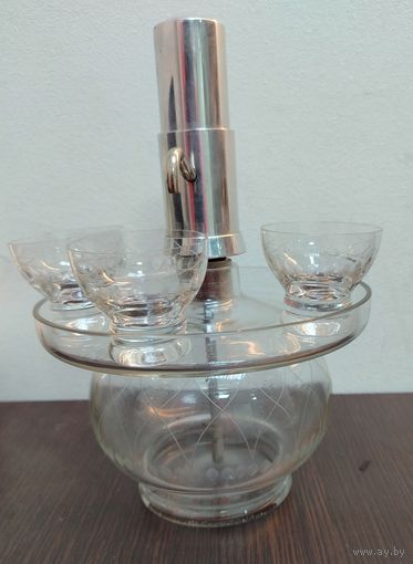 Винтажный набор для алкогольных напитков ГДР имеются незначительные трещинки на горлышке колбы ,помпа нерабочая надо делать , рюмок только 3 .