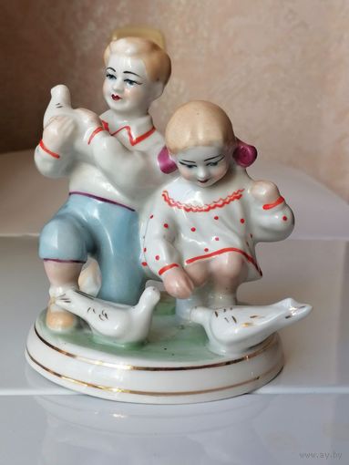 Фарфоровая статуэтка Дети кормят голубей
