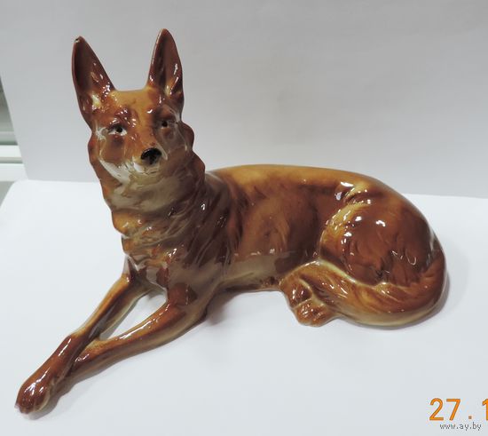 Статуэтка фарфоровая "Собака" 70-е годы Европа. Высота 12 см. Длина 19 см. Маленький скольчик на ухе.