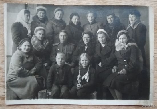 Групповое фото женщин с военным-орденоносцем. 1945 г. 8х12 см.