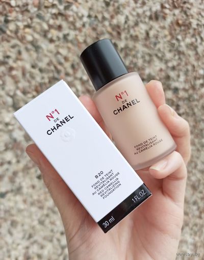 Тональная основа Chanel Nr. 1 de Chanel Red Camellia Revitalizing Foundation 30 ml в оттенке B20