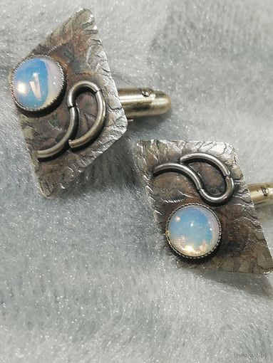 Старинные европейские запонки. Серебро, лунный камень, авторская работа. 3х2 см.