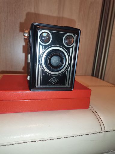 Старый фотоаппарат "AGFA BOX", затвор срабатывает, состояние оценивайте по фото, чехла нет.