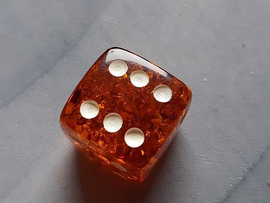 Кубик "янтарный", кость игральная 2см