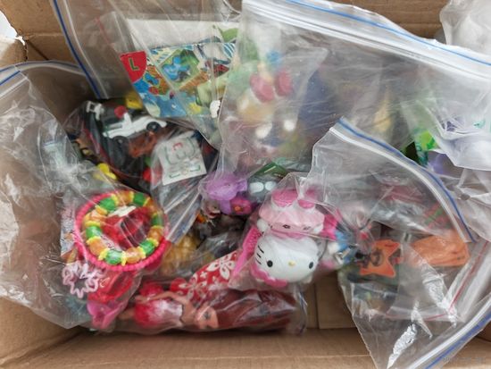 Много мелких игрушек