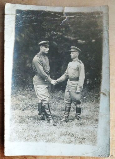Военное фото. Солдатское рукопожатие. Берлин. 1945 г. 9х13 см.