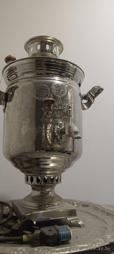 Самовар электрический в рабочем состоянии.